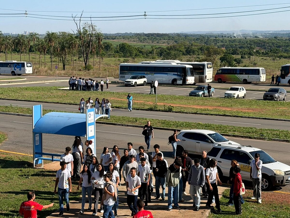 Estudantes chegando ao Campus Aparecida