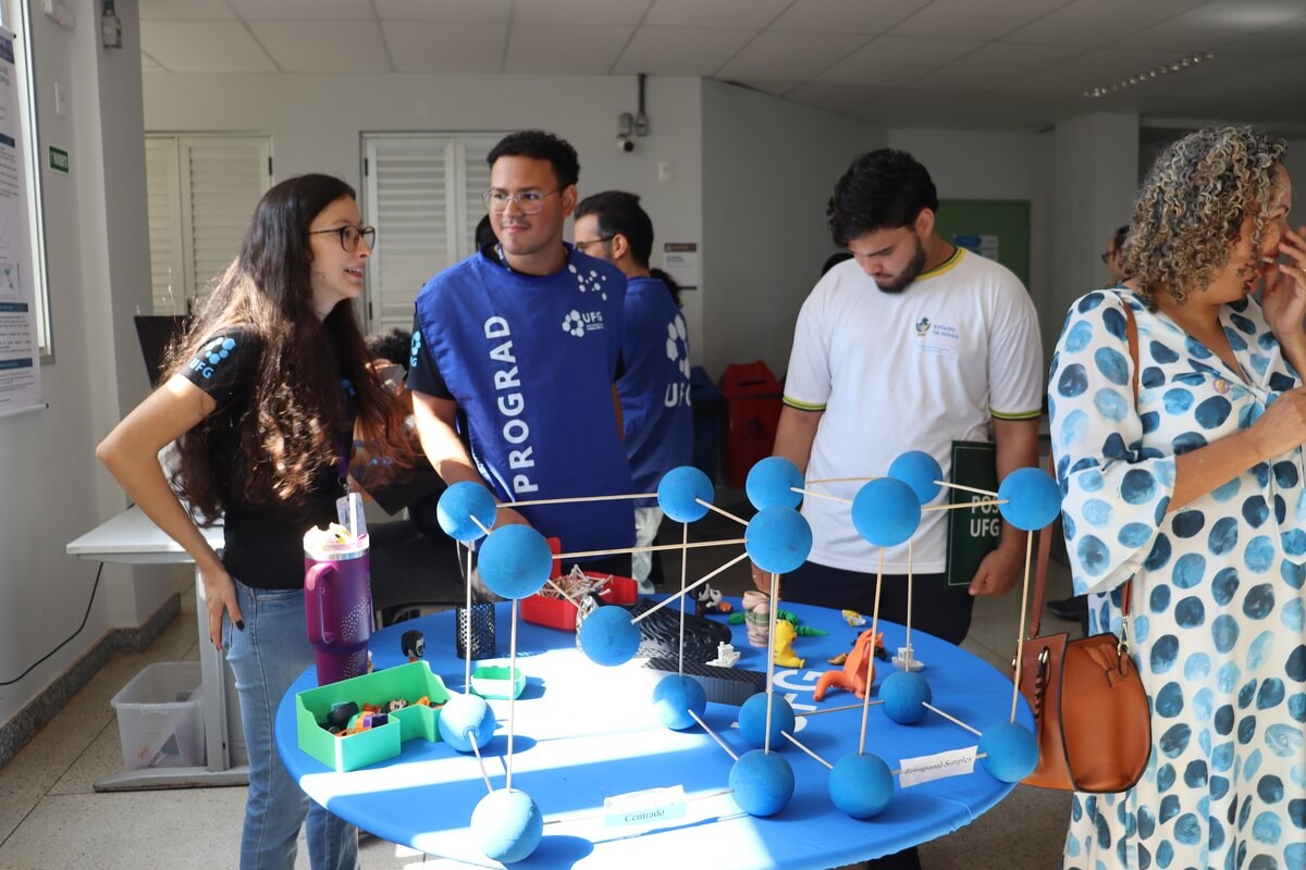 Estudantes no estande da PROGRAD no térreo da FCT