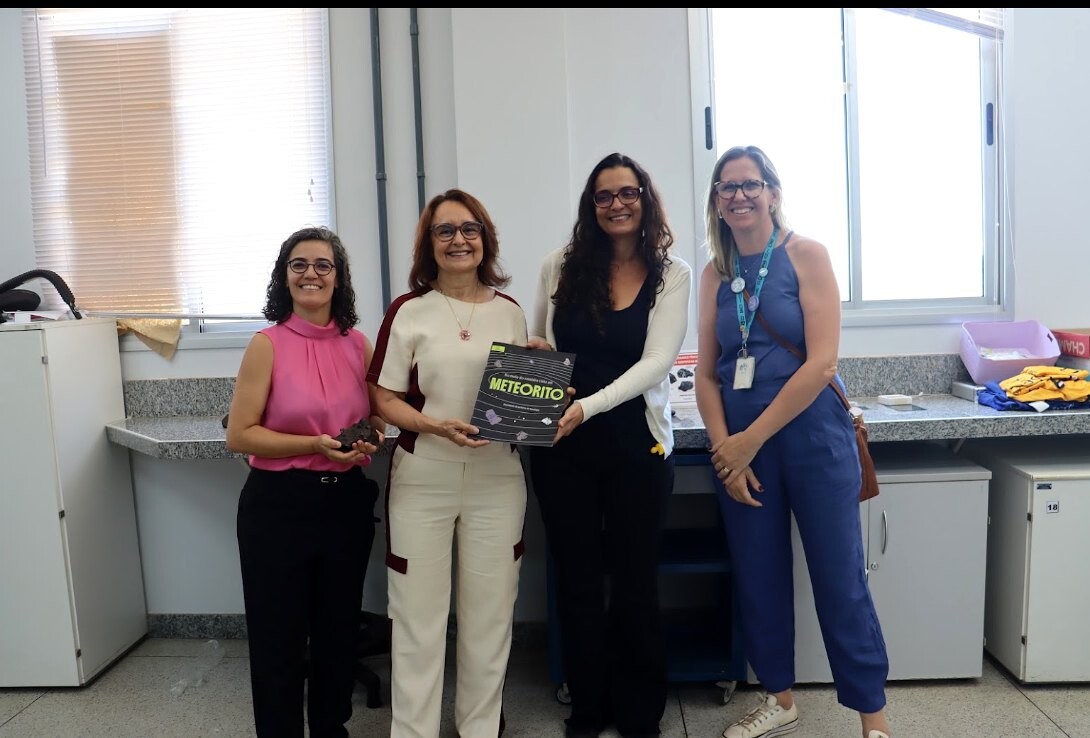 Vice-reitora, reitora, profa. Elisa Soares Rocha Barbosa e vice-diretora da FCT em laboratório