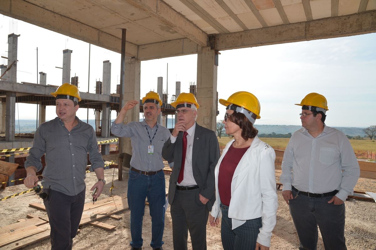 Comitiva da Reitoria na obra.