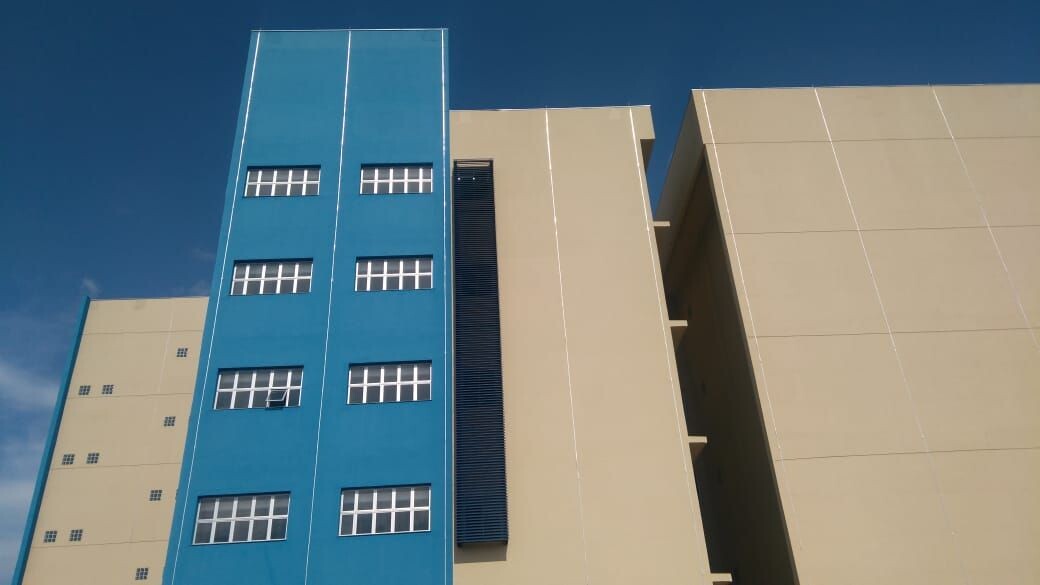 Fachada com o acabamento azul.