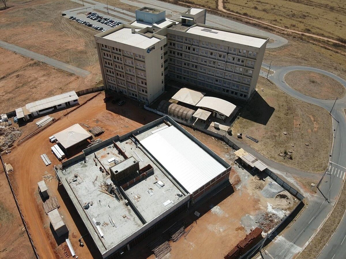 Prédio da FCT e obras do Restaurante Universitário, vista aérea, 2025.