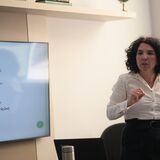 Prof Cynara apresentando o projeto