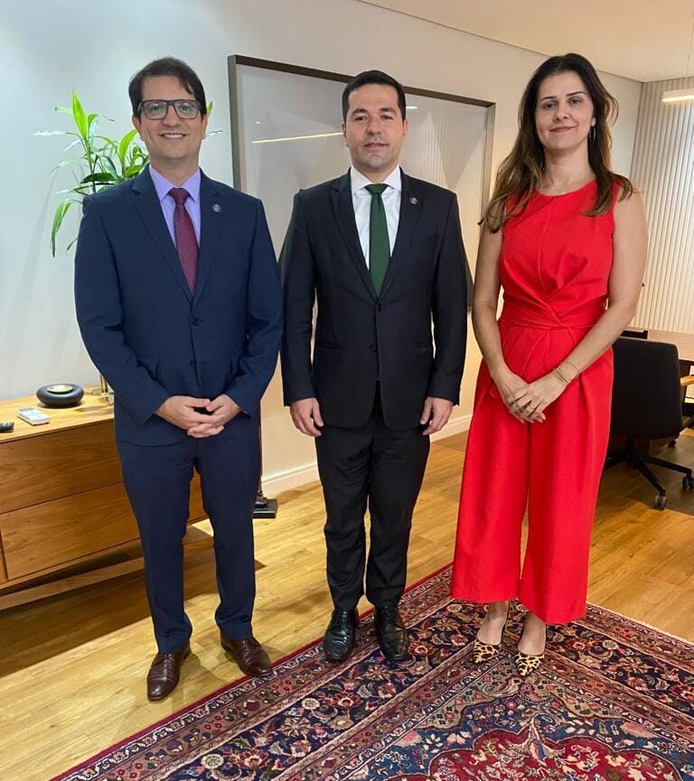 Da esquerda para direita, Saulo Coelho (UFG), Rafael Lara (presidente da OAB-GO), Fernanda Terra (secretária-geral da OAB-GO)
