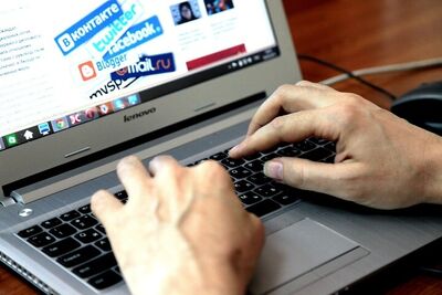 laptop-notebook-computer-writing-hand-screen-731784-pxhere.com-licenca-CC0