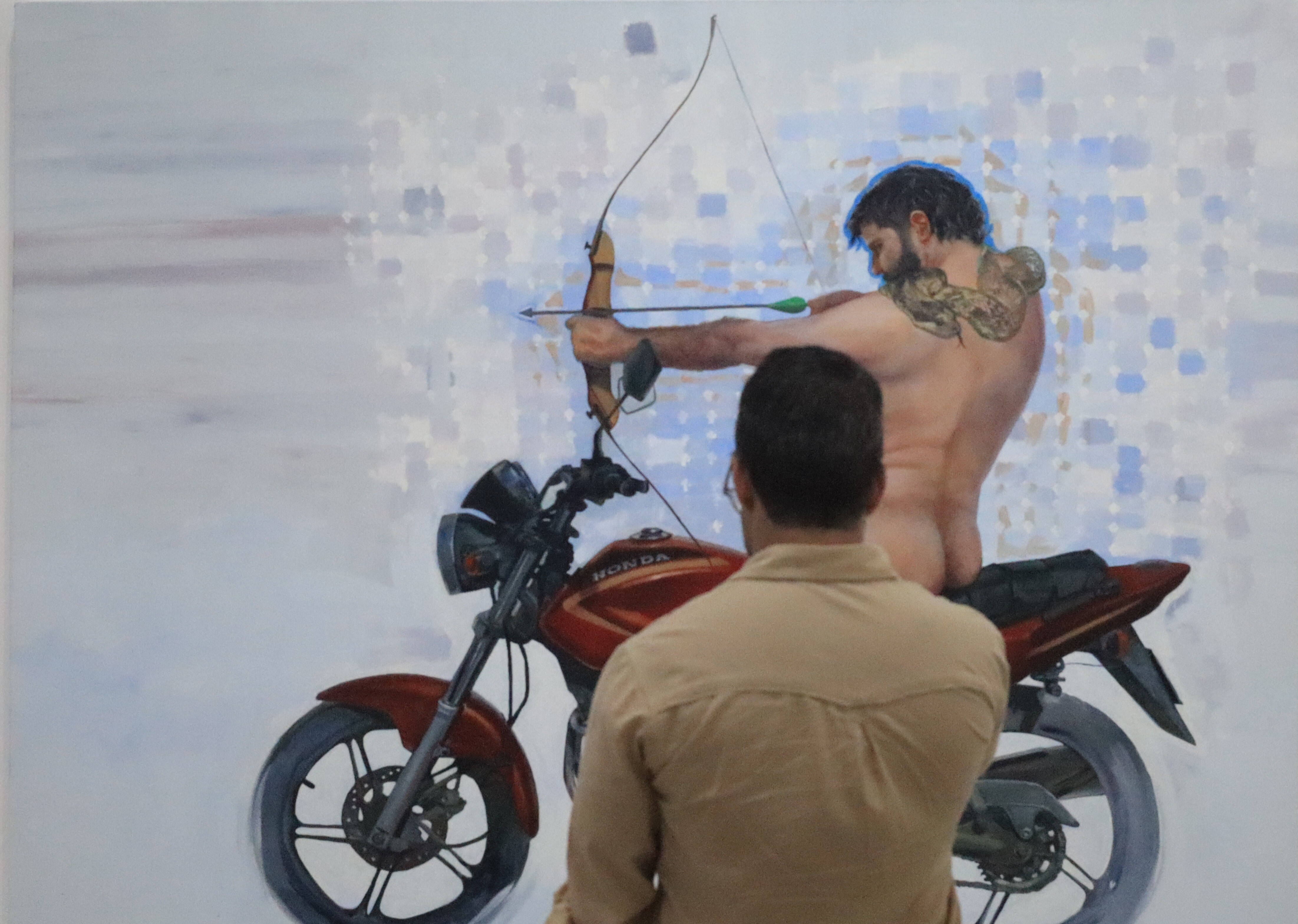 Homem vendo pintura