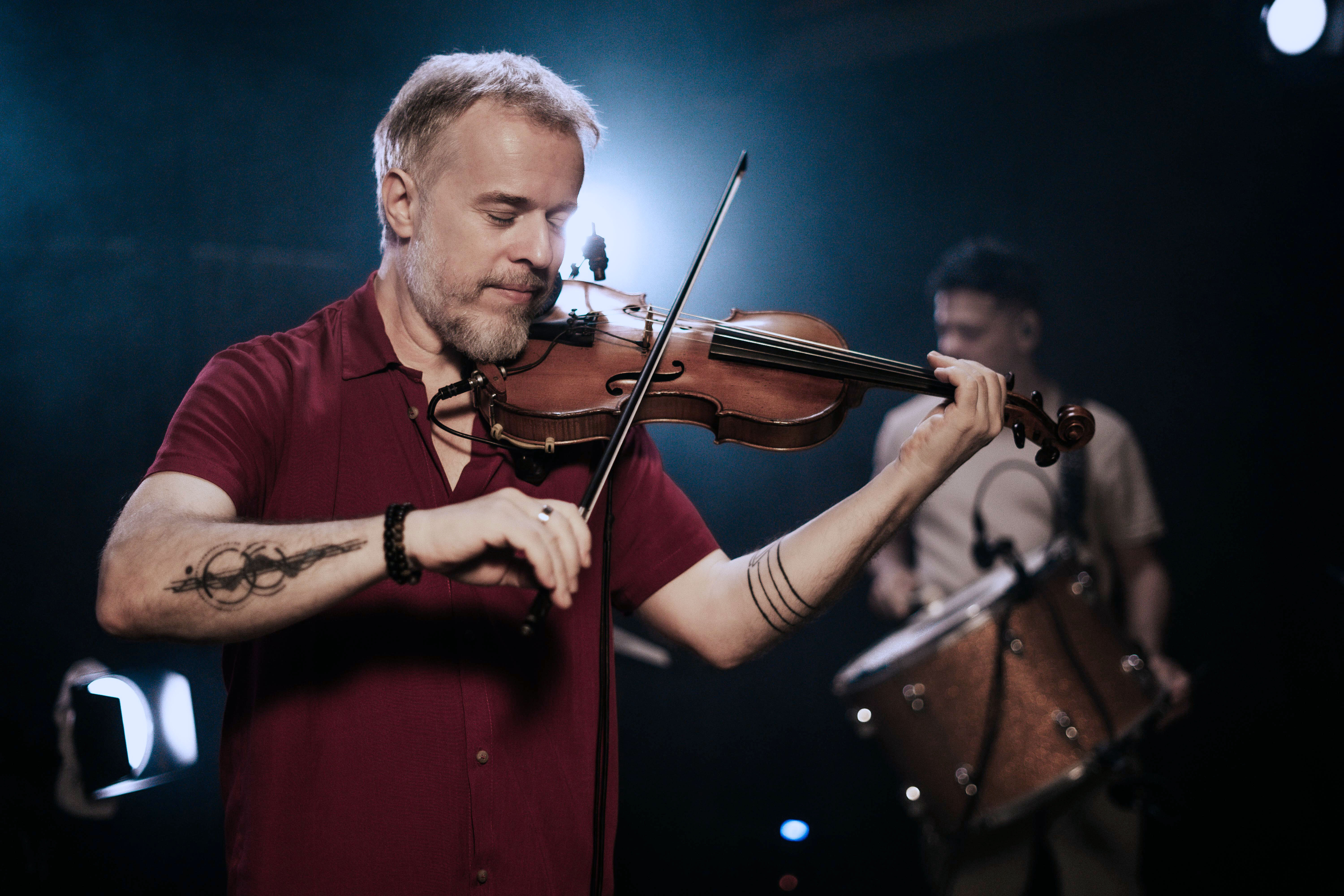 Foto Nicolas Krassik performando 