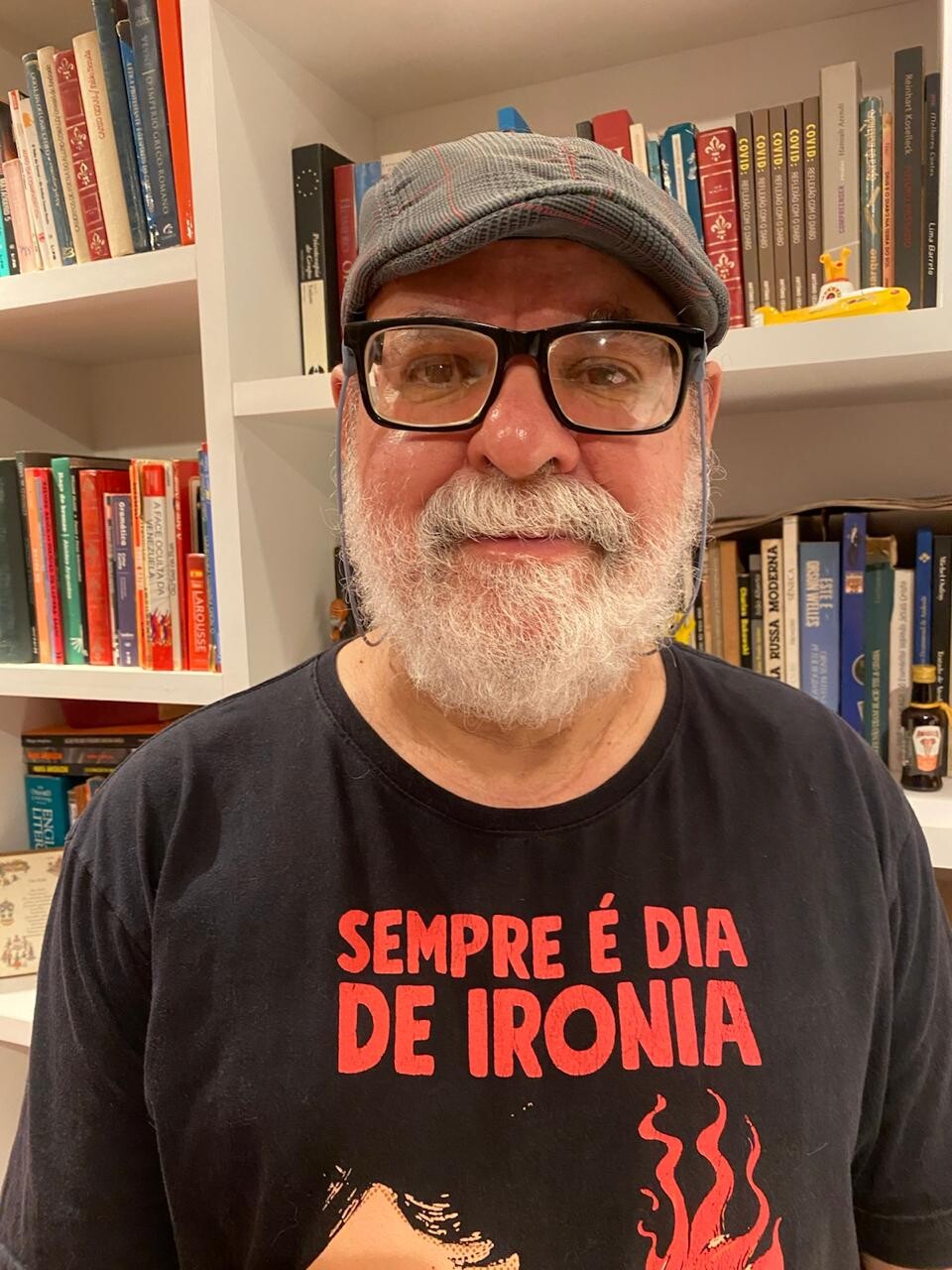 Foto da orelha do livro de contos Cozinha da Cleópatra