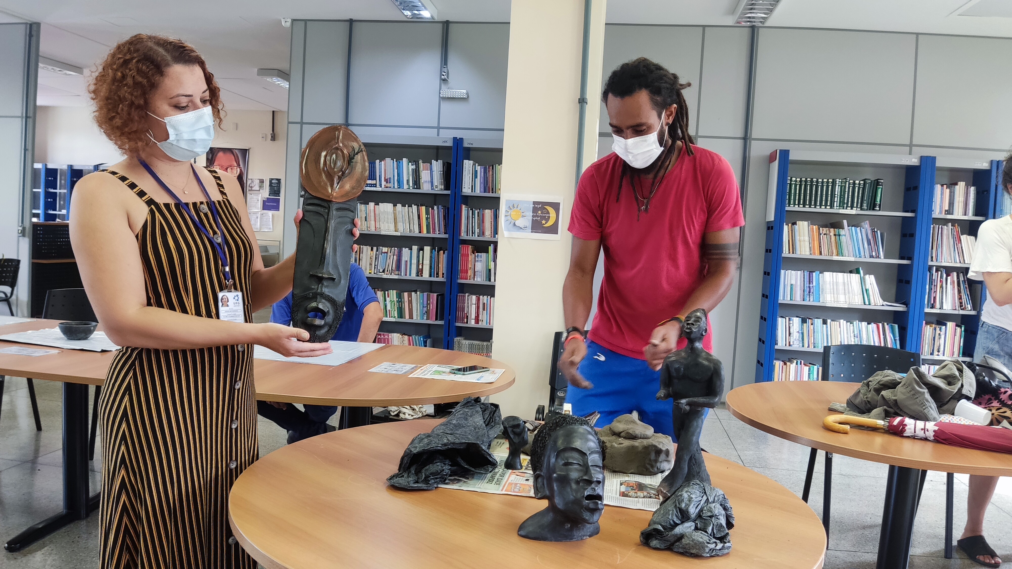 Foto 5 oficina  de máscaras biblioteca Cajuí