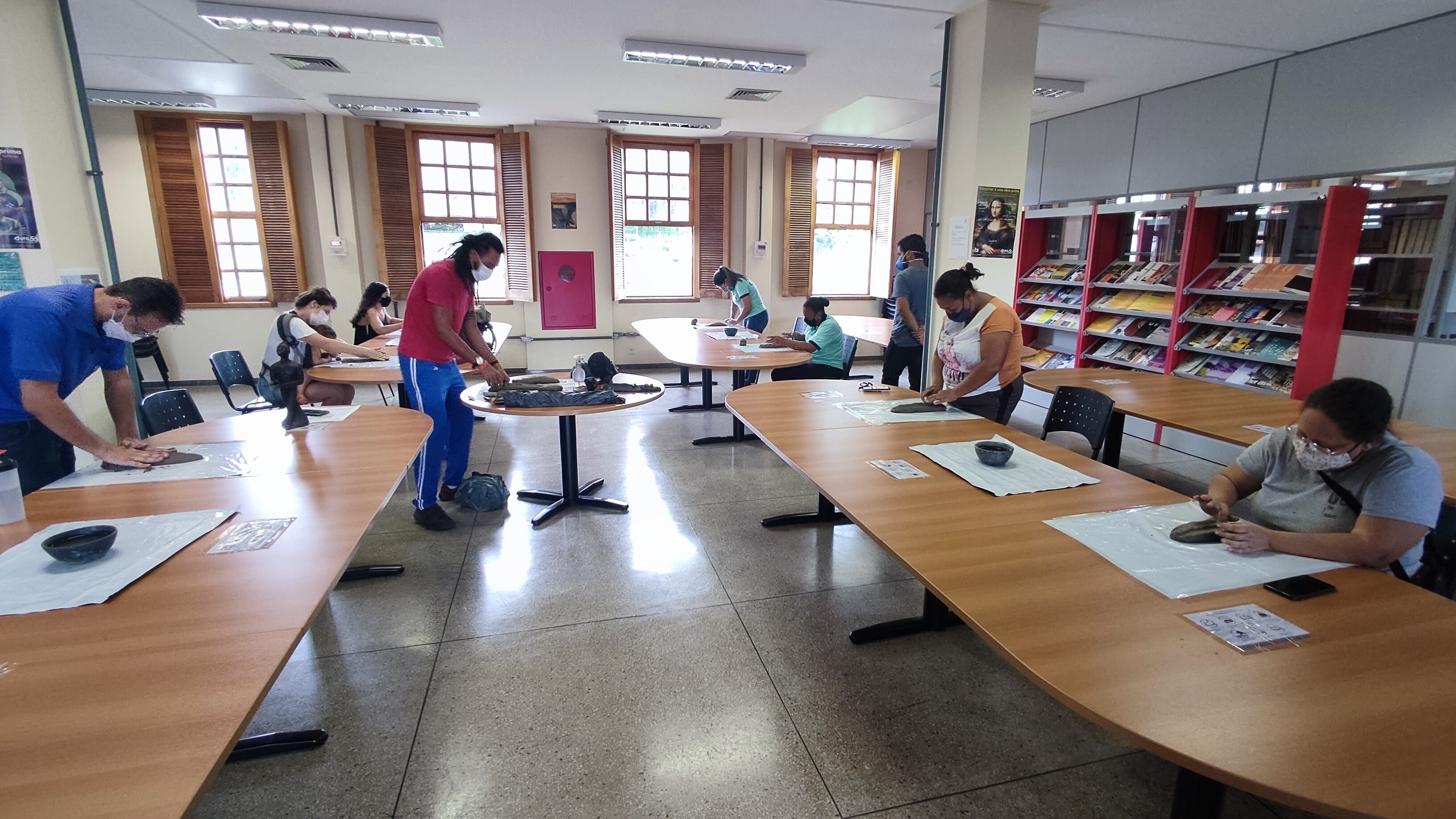 Foto 4 oficina  de máscaras biblioteca Cajuí