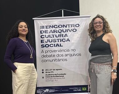 Servidoras do CIDARQ em apresentação de trabalho