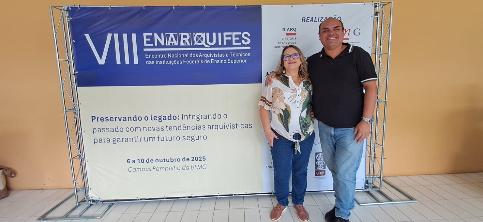 Foto: (da direita para esquerda) José Mauro, arquivista do Cidarq, e Glorismar, servidora da Faculdade de Direito da UFG