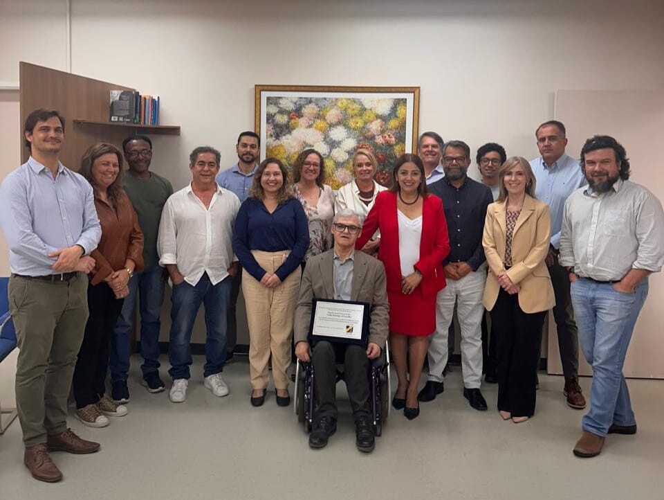 Reitor Carlor Henrique Carvalho, recebendo uma homenagem do GCUB