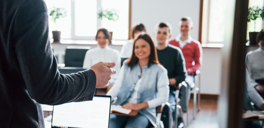 Alunos alegres em sala de aula