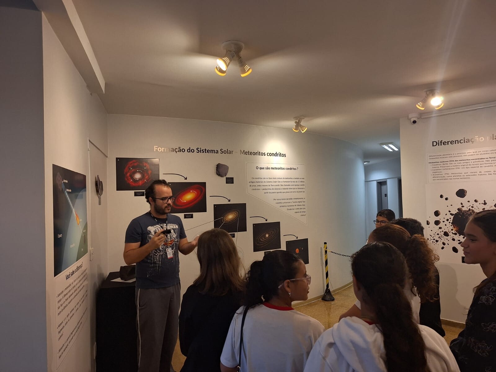 estudantes na exposição