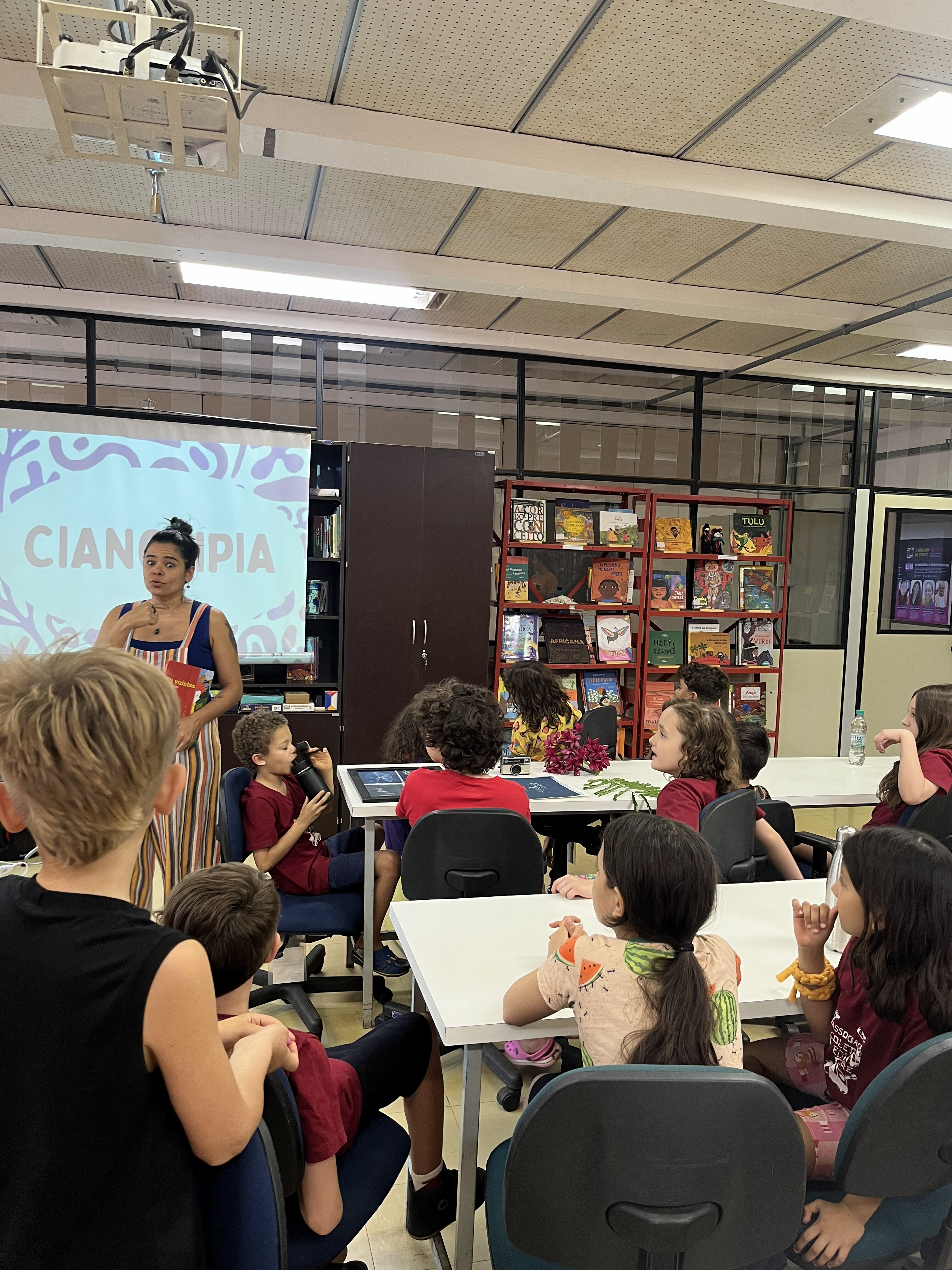 Oficina de cianotipia realizada pela professora Cássia Oliveira com os alunos do Colégio Coletivo Educare
