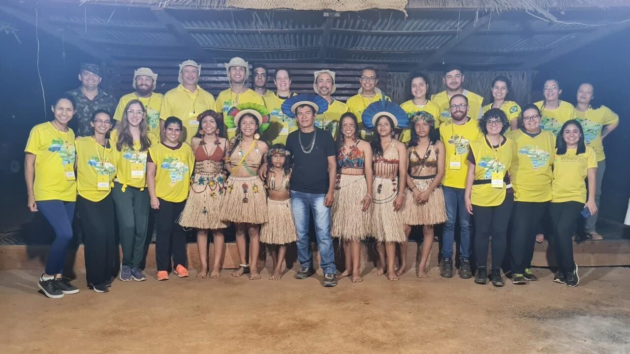 Equipe da UFG participante do Projeto Rondon durante atividades em comunidade local. A iniciativa promove integração entre universidade e sociedade, levando estudantes a diferentes regiões do país para desenvolver ações de extensão e troca de conhecimentos.