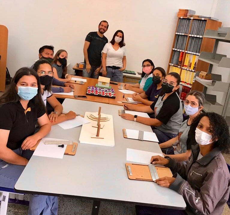 Alunas da profa. Katia Silene no Núcleo de Acessibilidade